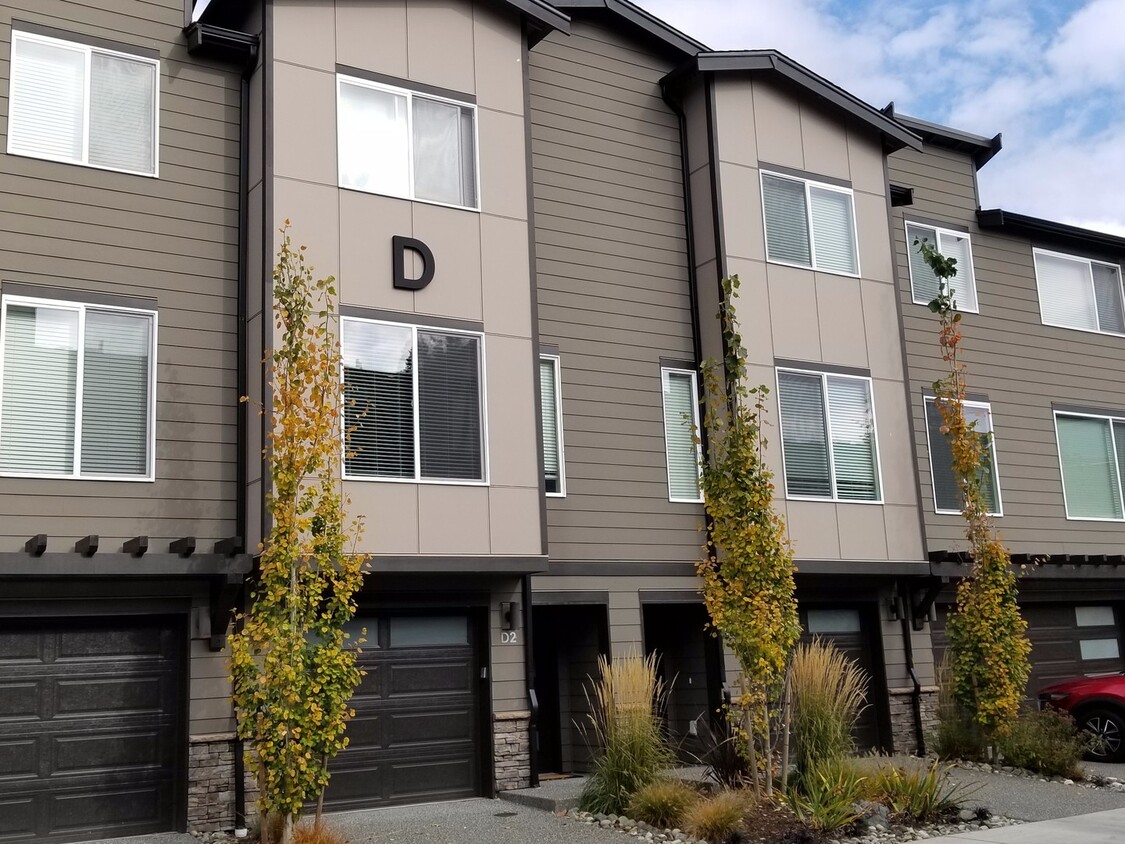 Primary Photo - GORGEOUS Edmonds 2 Bedroom Primary Suites ...