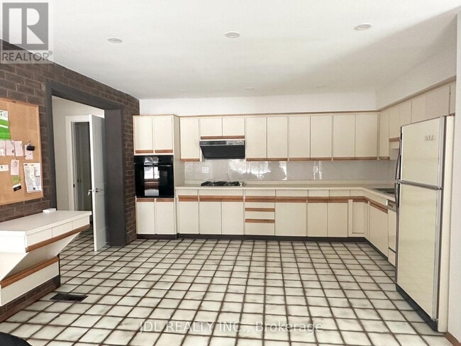 Photo du bâtiment - 17 Fairway Heights Crescent