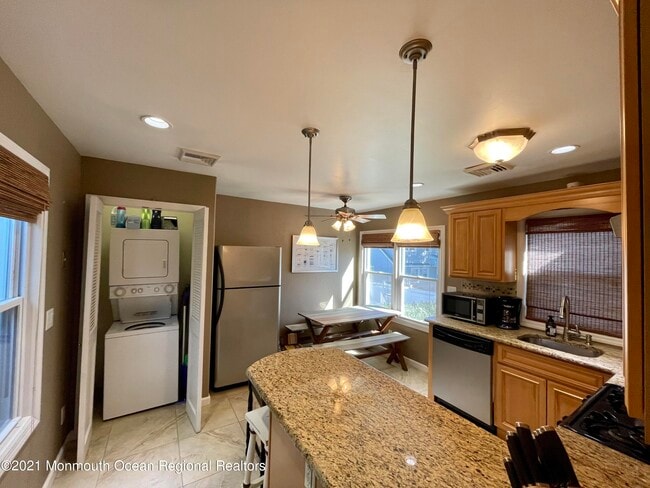 Building Photo - 425 Sylvania Ave