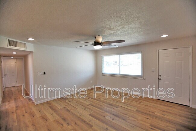 Building Photo - 4129 E Bluefield Ave