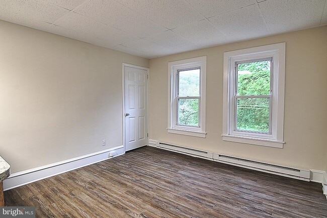 Building Photo - 658 S Reading Ave