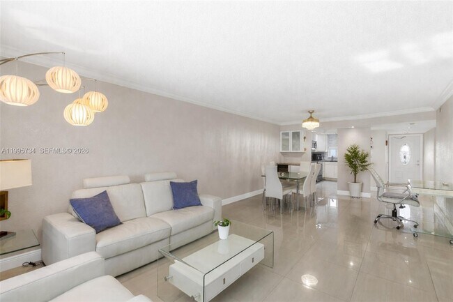 Building Photo - 9200 N Hollybrook Lake Dr