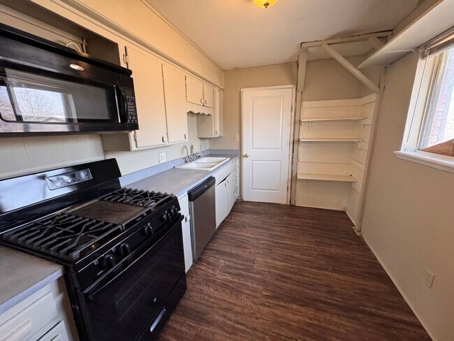 Foto del edificio - 3 bed, 1 bath home for rent in Moore near Santa Fe and NW 27th Street, New paint, and flooring!