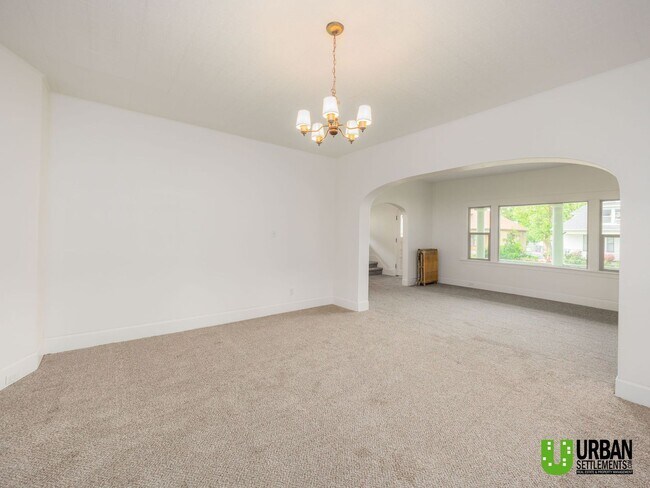 Foto del edificio - Spacious 4-Bedroom Home with 2-Car Garage, Basement Storage & Flexible Living Space in North Spokane