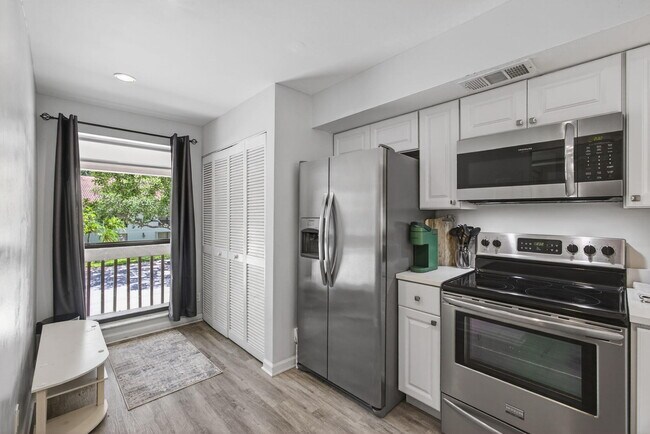 Foto del edificio - 409 Brackenwood Ln S