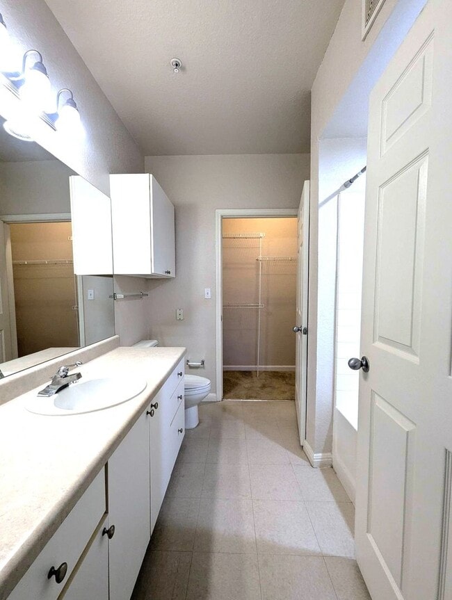 Building Photo - 1x1 Bright and spacious, convenient 1st fl...
