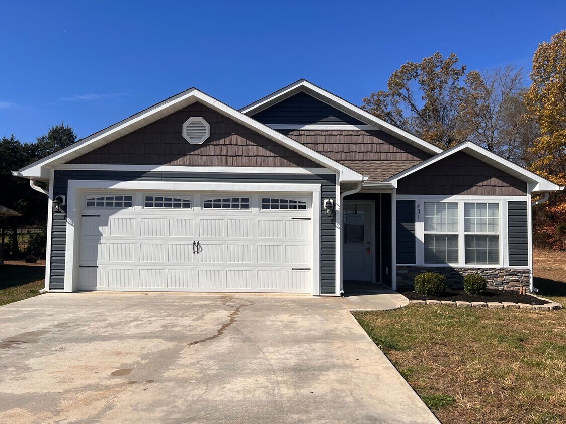 Primary Photo - 3 Bedroom, 2 bath home newer home for lease