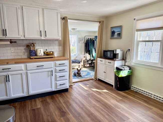 Building Photo - Sunny 1+ Bedroom Single family Home