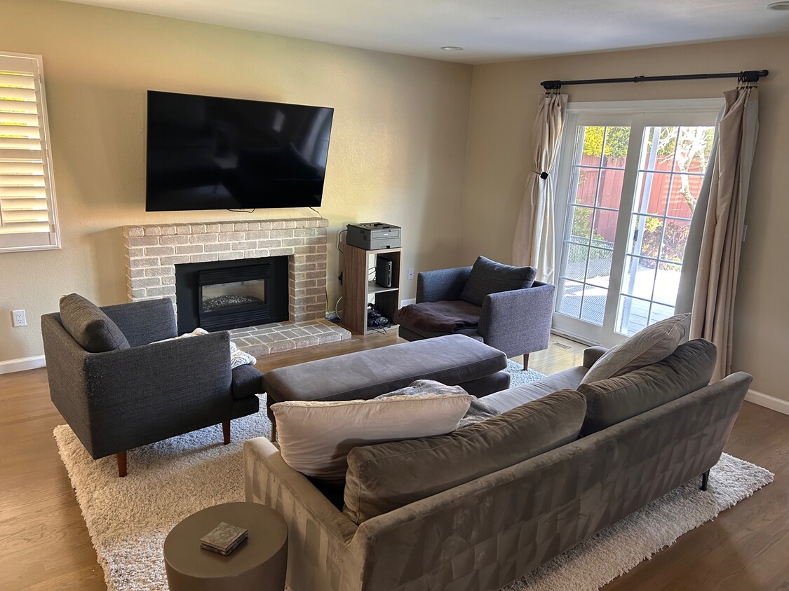 Living room - 546 Benbo Dr