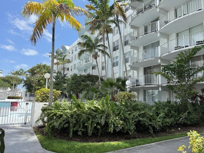 Foto del edificio - 492 NW 165th St