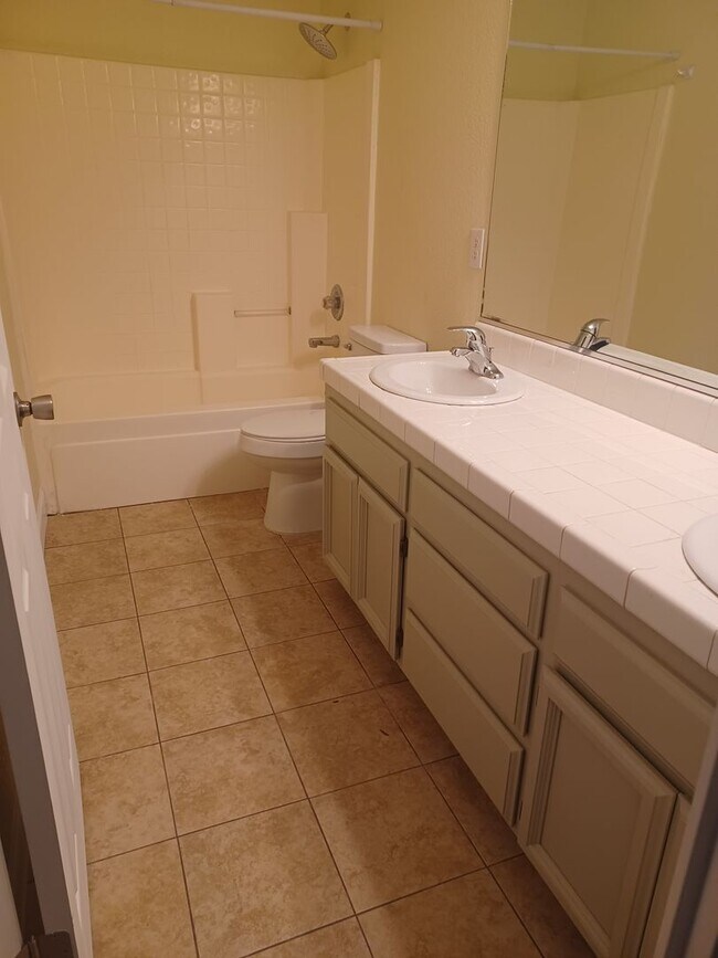 Foto del edificio - 4 Bd 2 bath