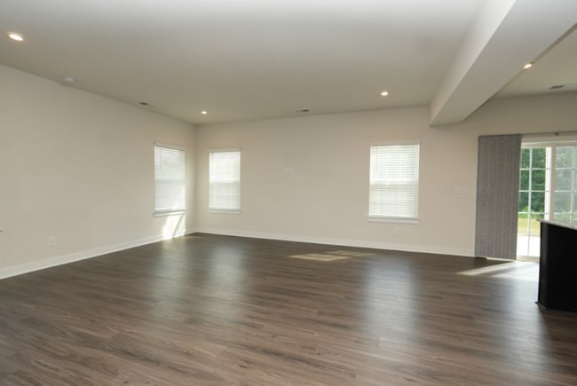 Foto del edificio - This wonderful home has a covered rocking ...