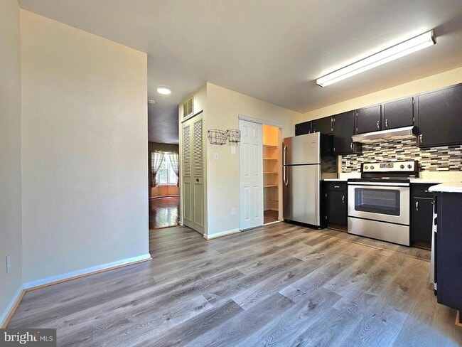Building Photo - 8561 Southlawn Ct