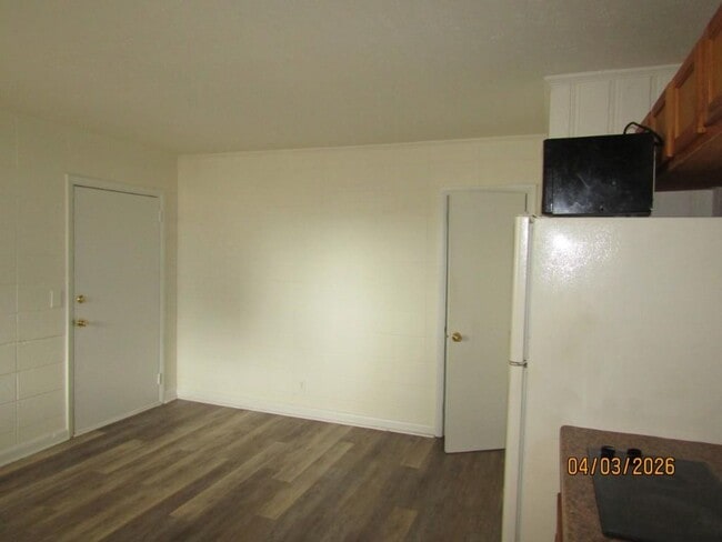 Building Photo - 204 4th Ave N