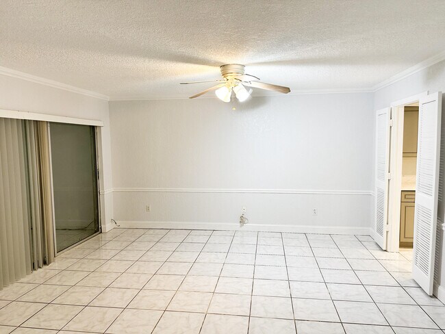 Building Photo - 4010 Inverrary Dr