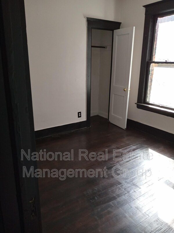 Foto del edificio - 214 E Philadelphia St