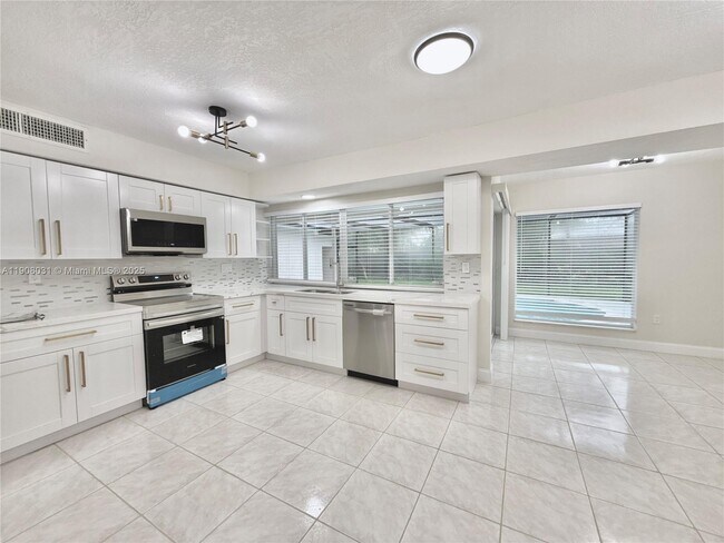 Building Photo - 6708 Camelia Dr