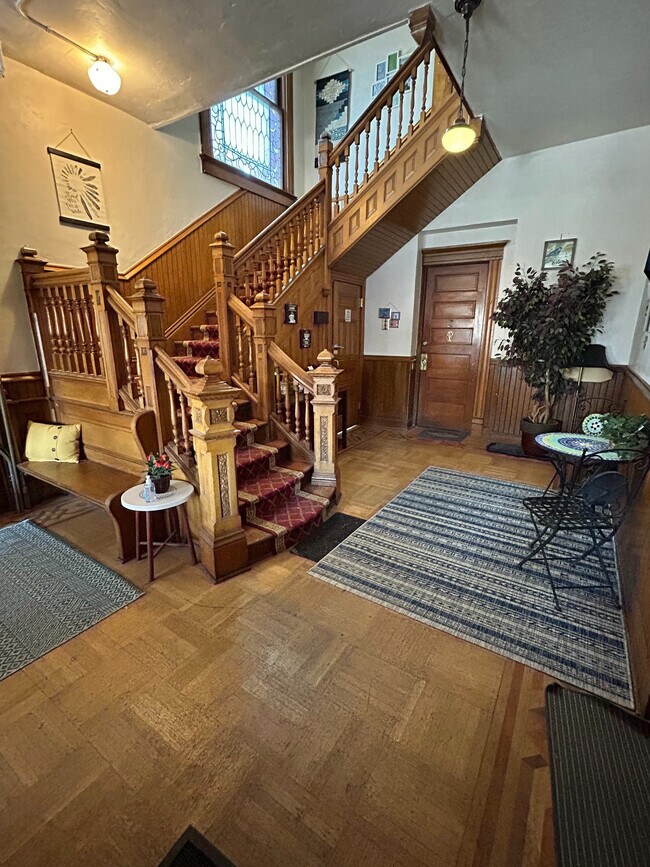 Experimente el encanto atemporal con esta escalera de madera bellamente diseñada, una combinación perfecta de elegancia y calidez. - 1458 N Gaylord St
