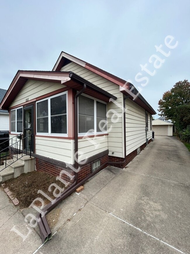 Building Photo - Charming 3-Bed, 1.5-Bath Home with Spaciou...