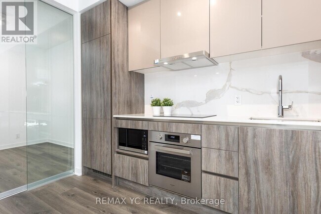 Photo du bâtiment - 180 Front St E