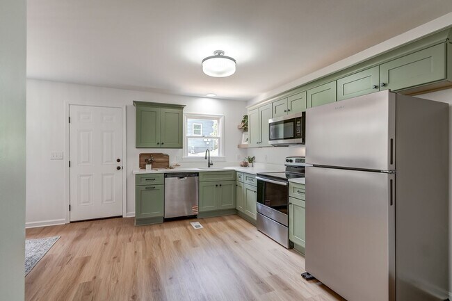 Foto del edificio - Completely Renovated 3 Bedroom Belmont Townhome Available Now!