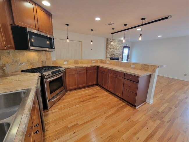 Building Photo - 2011 Meadowridge Dr