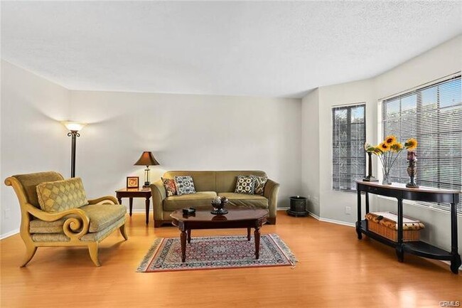 Building Photo - 2630 Huntington Dr