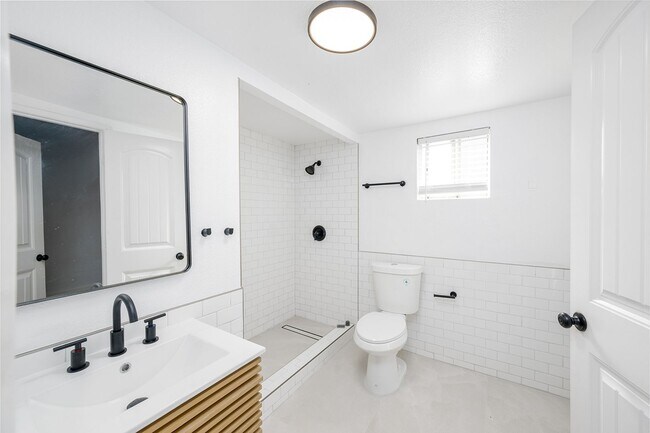 Foto del edificio - Awesome 2 Bed 1 Bath Remodeled House with Gated Front Yard