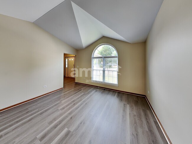 Building Photo - 3826 Hennepin Ct