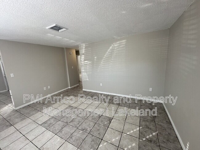 Foto del edificio - 845 Castle Way