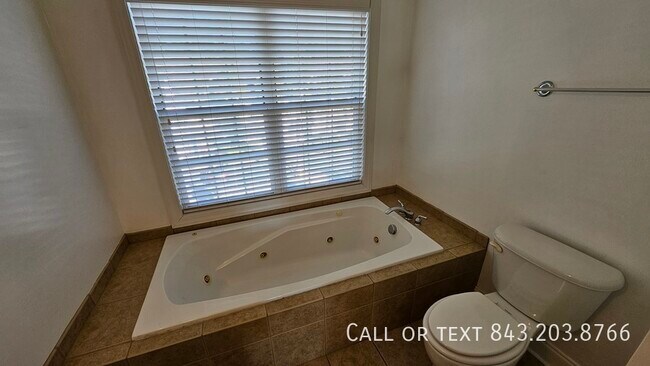 Foto del edificio - 3 bedroom N. CHS LAKE VIEW AVAILABLE NOW!!!