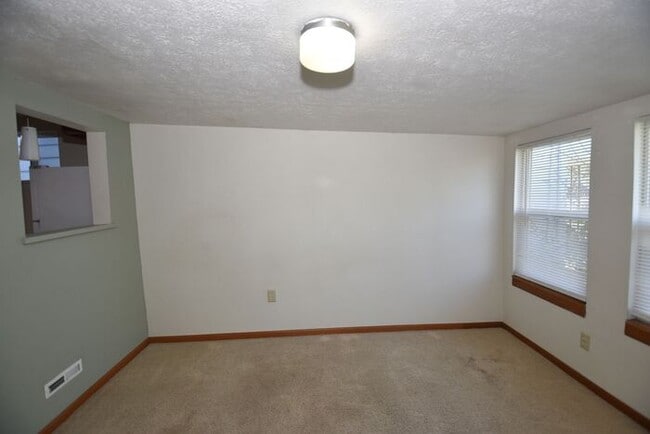 Building Photo - Close to Downtown Mishawaka- 2 bedroom duplex apartment