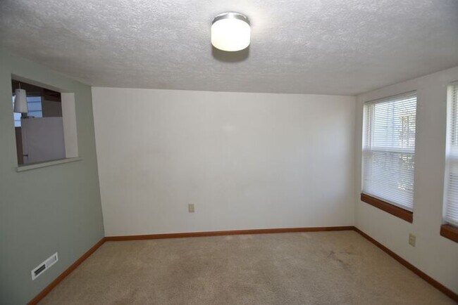Foto del edificio - Close to Downtown Mishawaka- 2 bedroom duplex apartment