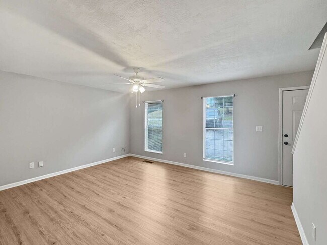 Foto del edificio - Townhouse Available Immediately in North H...