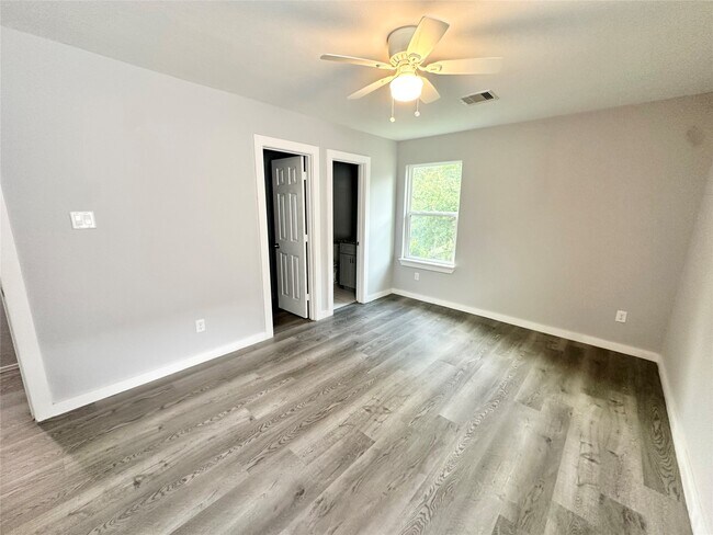 Foto del edificio - 8215 Crestview Dr