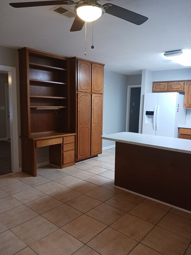 Foto del edificio - 4 Bedroom 2 bathroom Home available to ren...