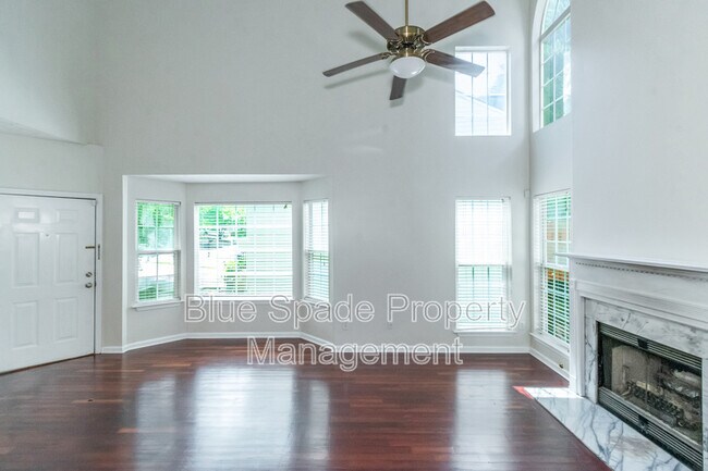 Building Photo - 2499 Valley Cove Dr