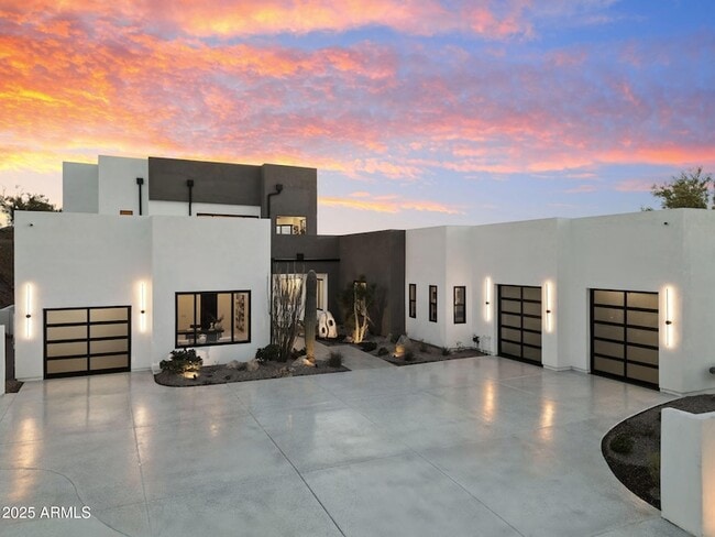 Building Photo - 3135 E Palo Verde Dr