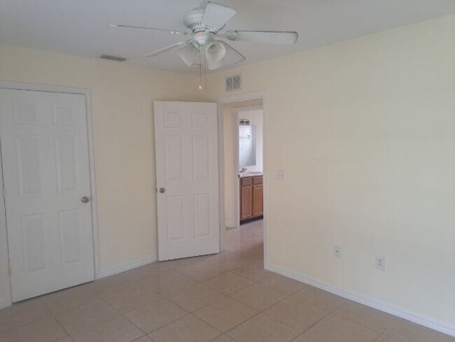 Foto del edificio - ANNUAL RENTAL 2/1  Available now!