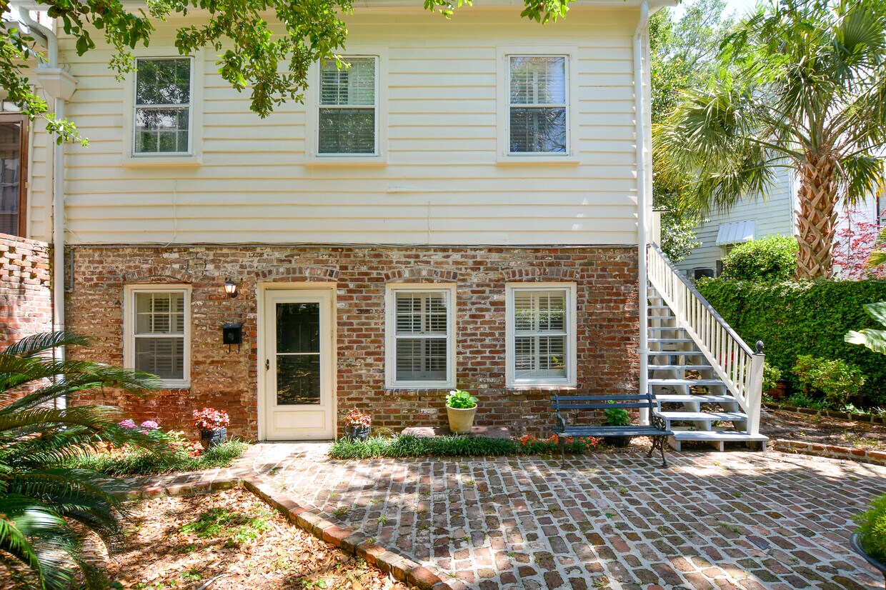 Primary Photo - Beautiful South of Broad Carriage House