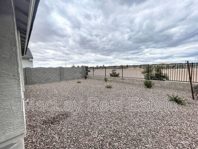 Building Photo - 18444 W Desert Holw Dr