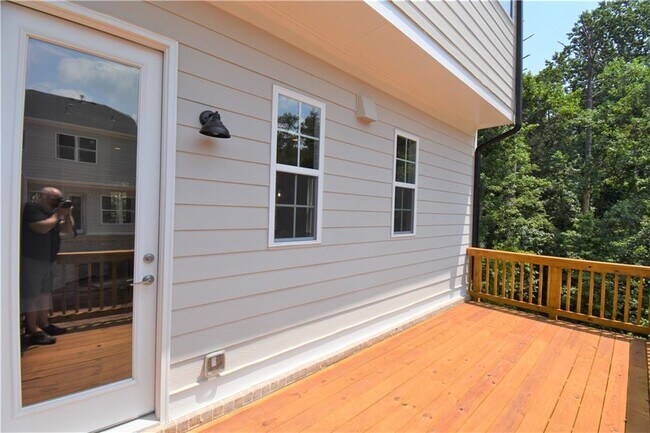 Foto del edificio - 2050 Rivermont Way