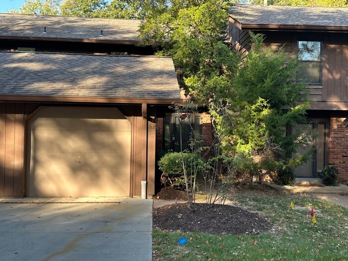 Primary Photo - Beautifully Updated Townhome in Kirkwood