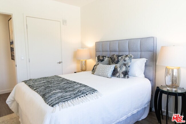 Foto del edificio - 7566 W Sunset Blvd