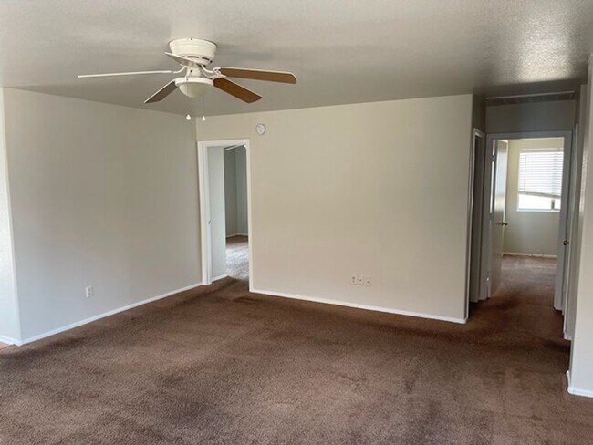Building Photo - 3 bedroom 2 bedroom home in Garden Park.