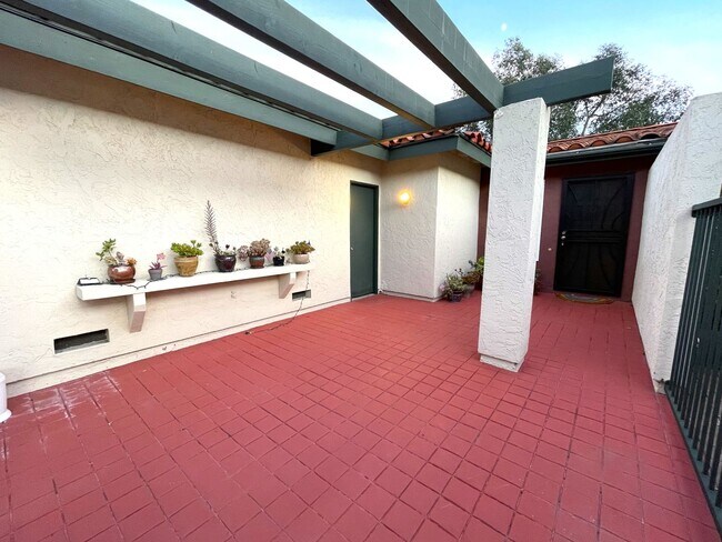 Foto del edificio - Completely Updated Townhome in Fashion Hills!