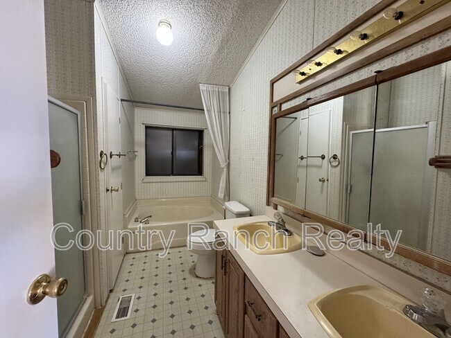 Foto del edificio - 5725 Bison Ave