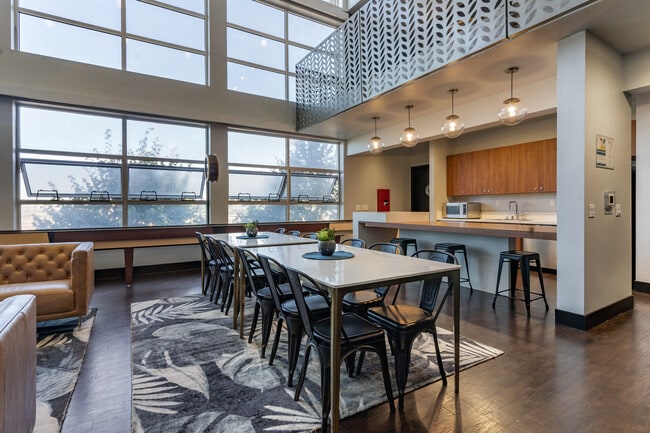 Building Photo - Fourth and U