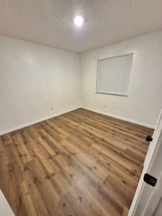 Foto del edificio - Charming 3-Bedroom Home with Large Backyard & One-Car Garage