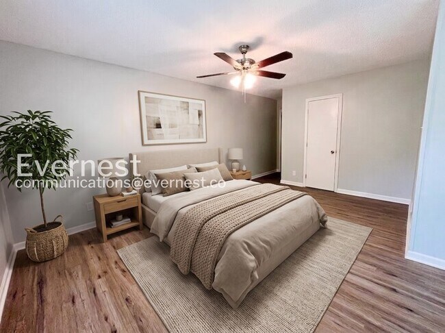 Foto del edificio - Home with Fenced Yard and Off-Street Parking / 3 Bed, 2.5 Bath / Voucher Accepted / Pet-friendly ...